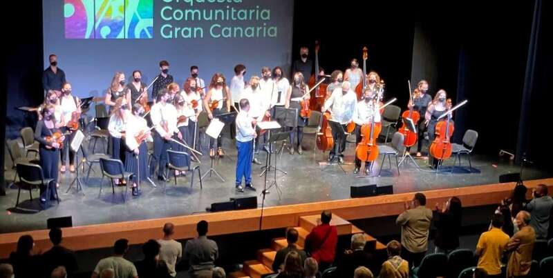 La Orquesta Comunitaria de Gran Canaria en el escenario del Teatro Municipal de Telde/Francisco Javier Santana.